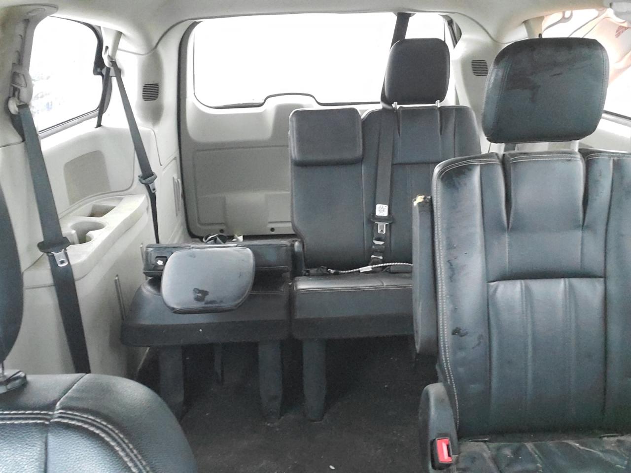 2014 Chrysler Town & Country - Image 10