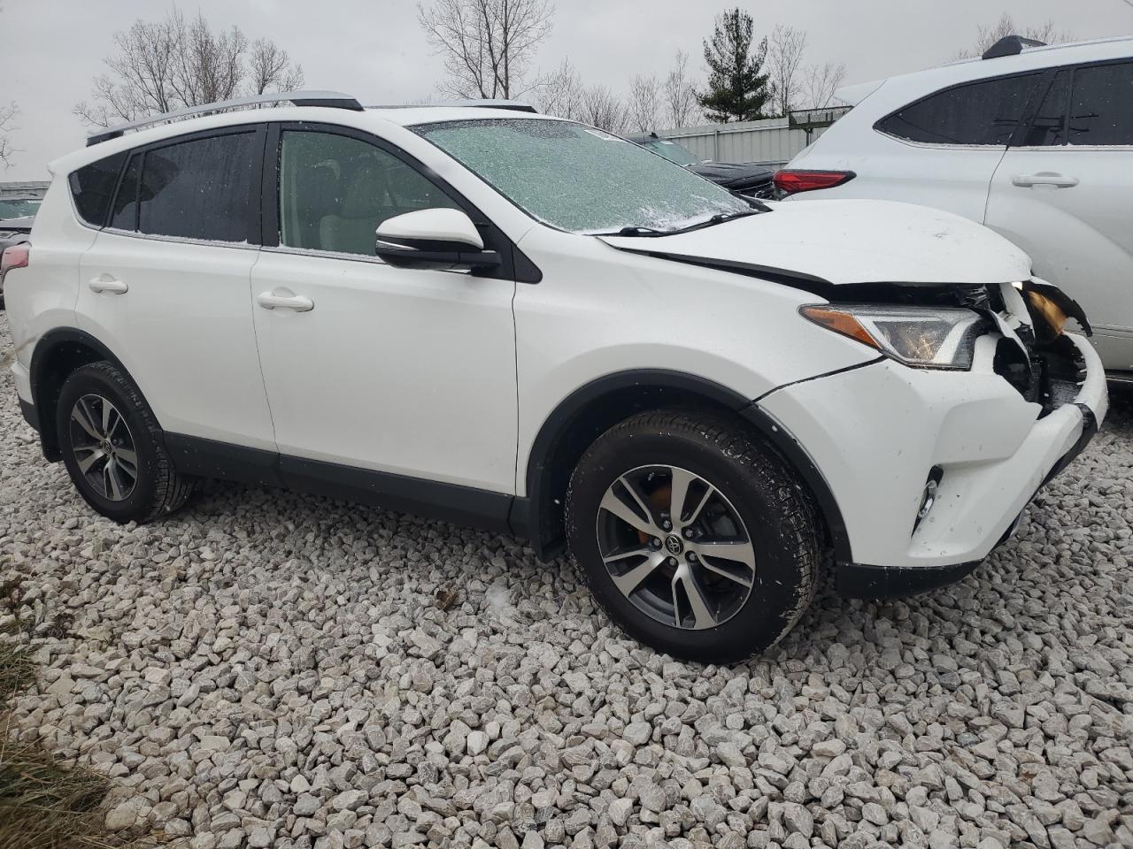 VIN JTMRFREV0GJ095288 2016 TOYOTA RAV4 no.4