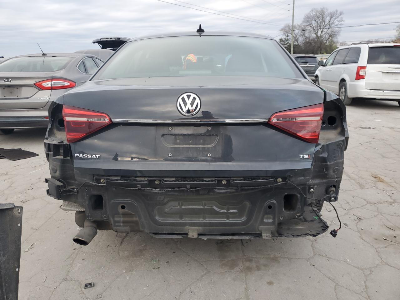 2017 Volkswagen Passat - Image 6