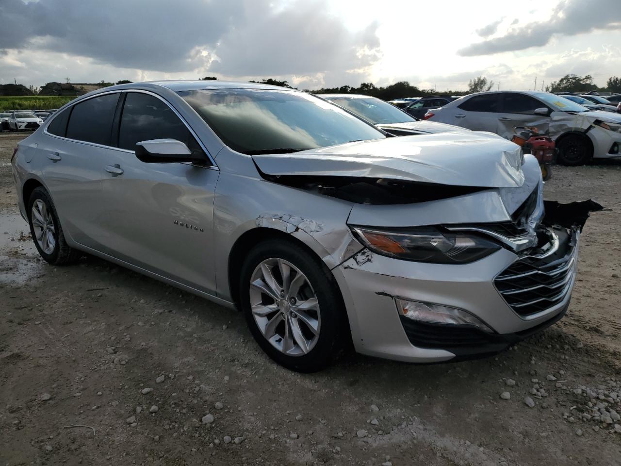 VIN 1G1ZD5ST7KF108575 2019 CHEVROLET MALIBU no.4