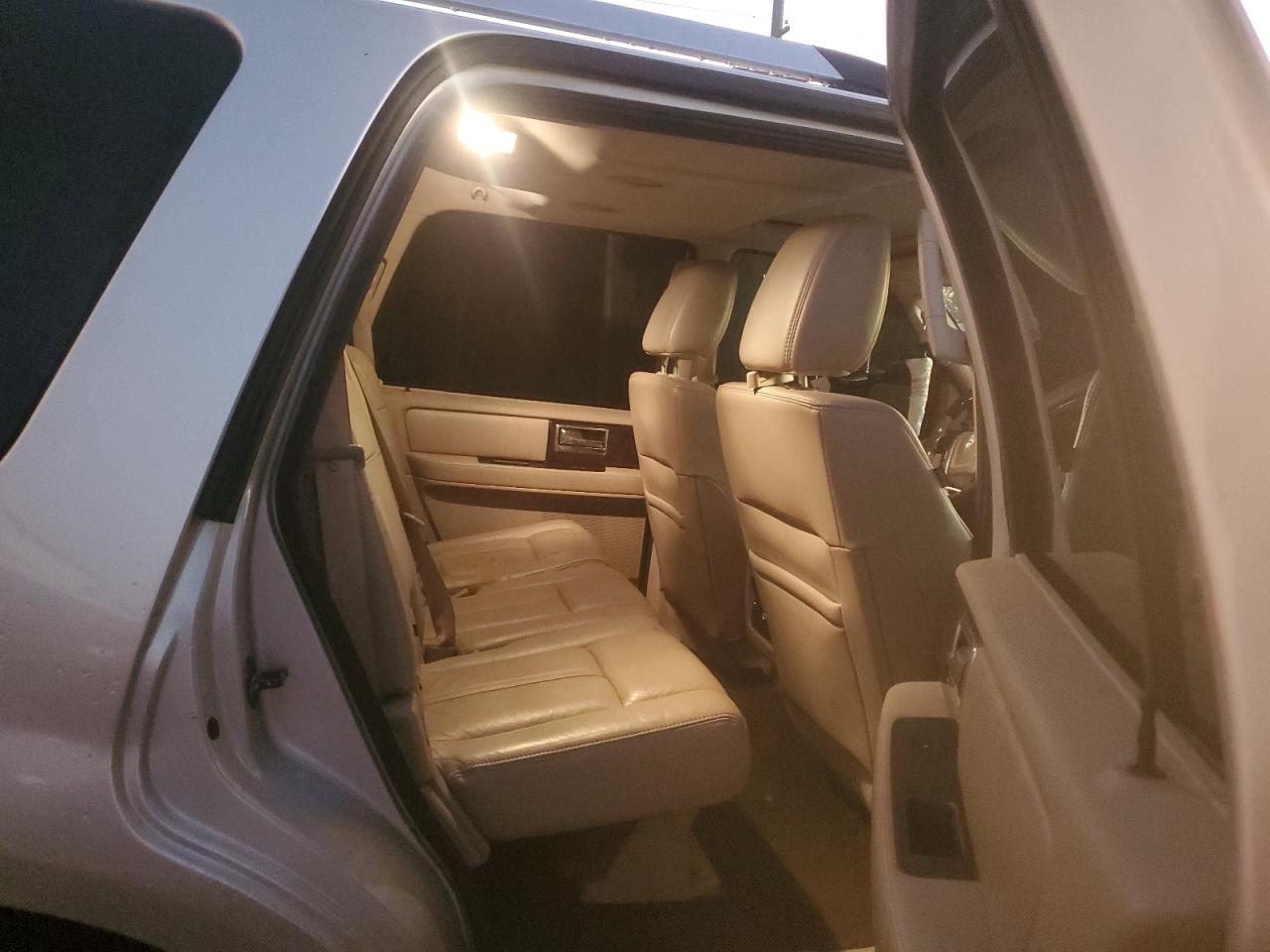 2016 Lincoln Navigator - Image 11
