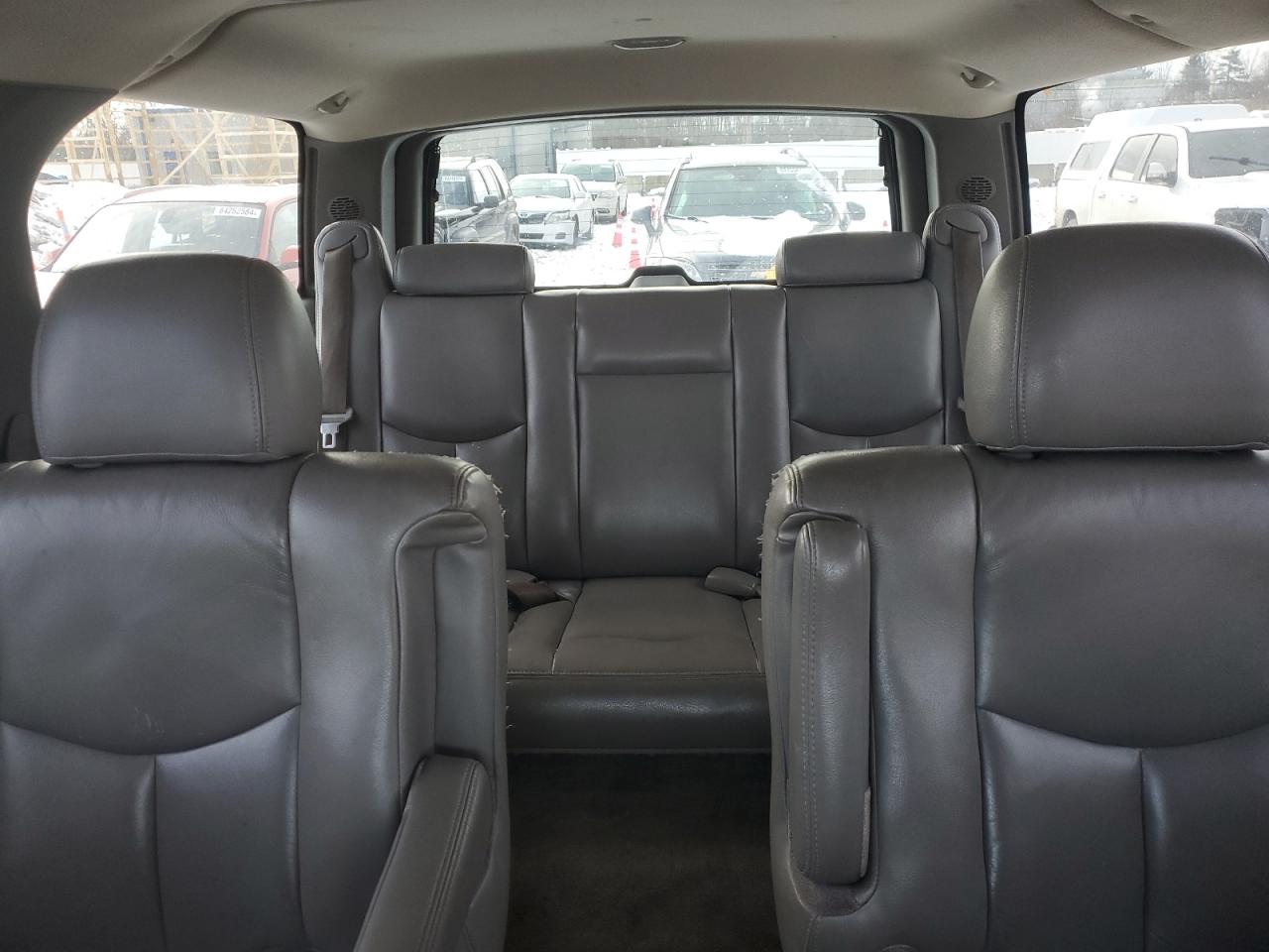 2006 Chevrolet Suburban - Image 10