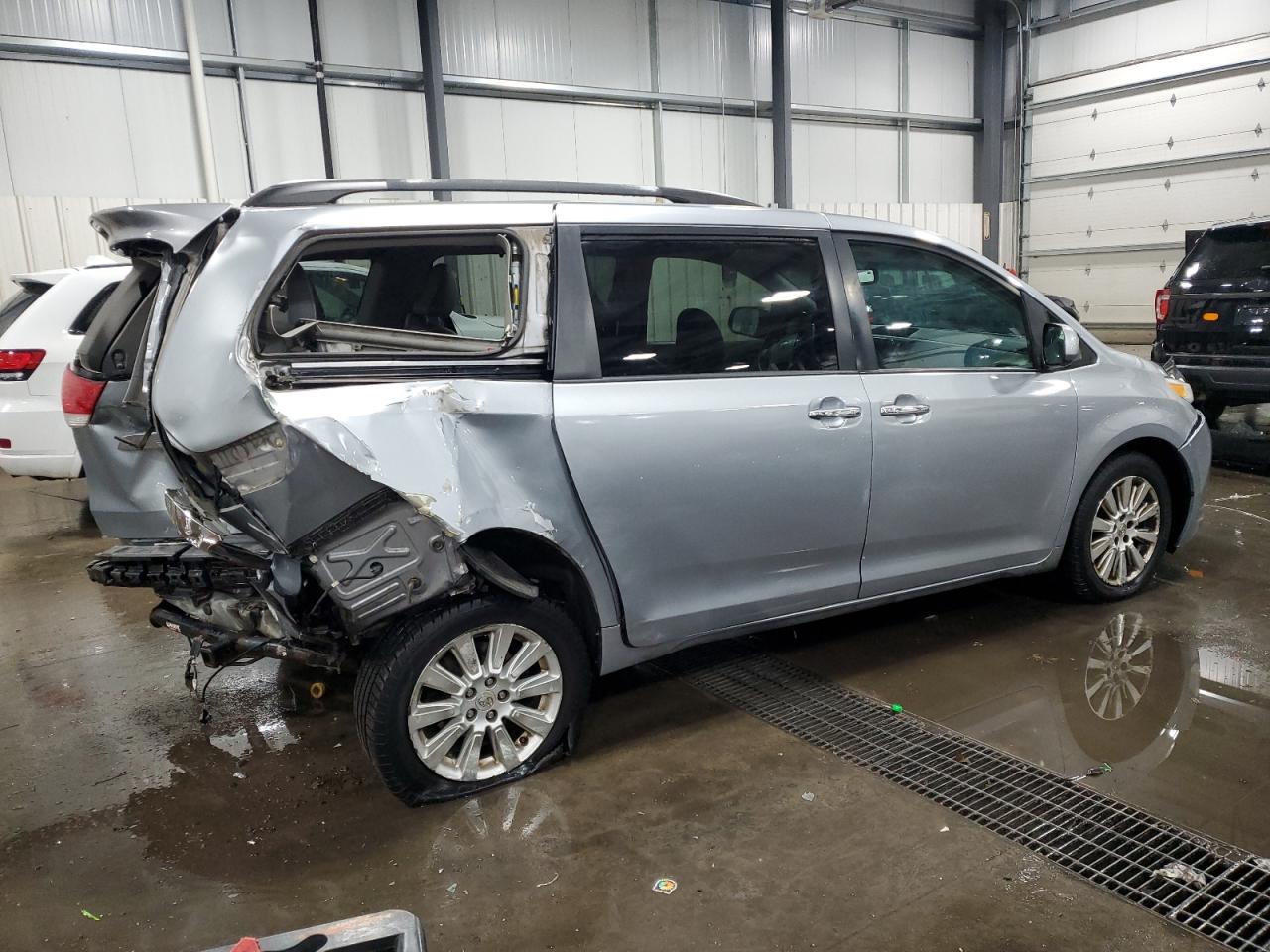 2011 Toyota Sienna - Image 3