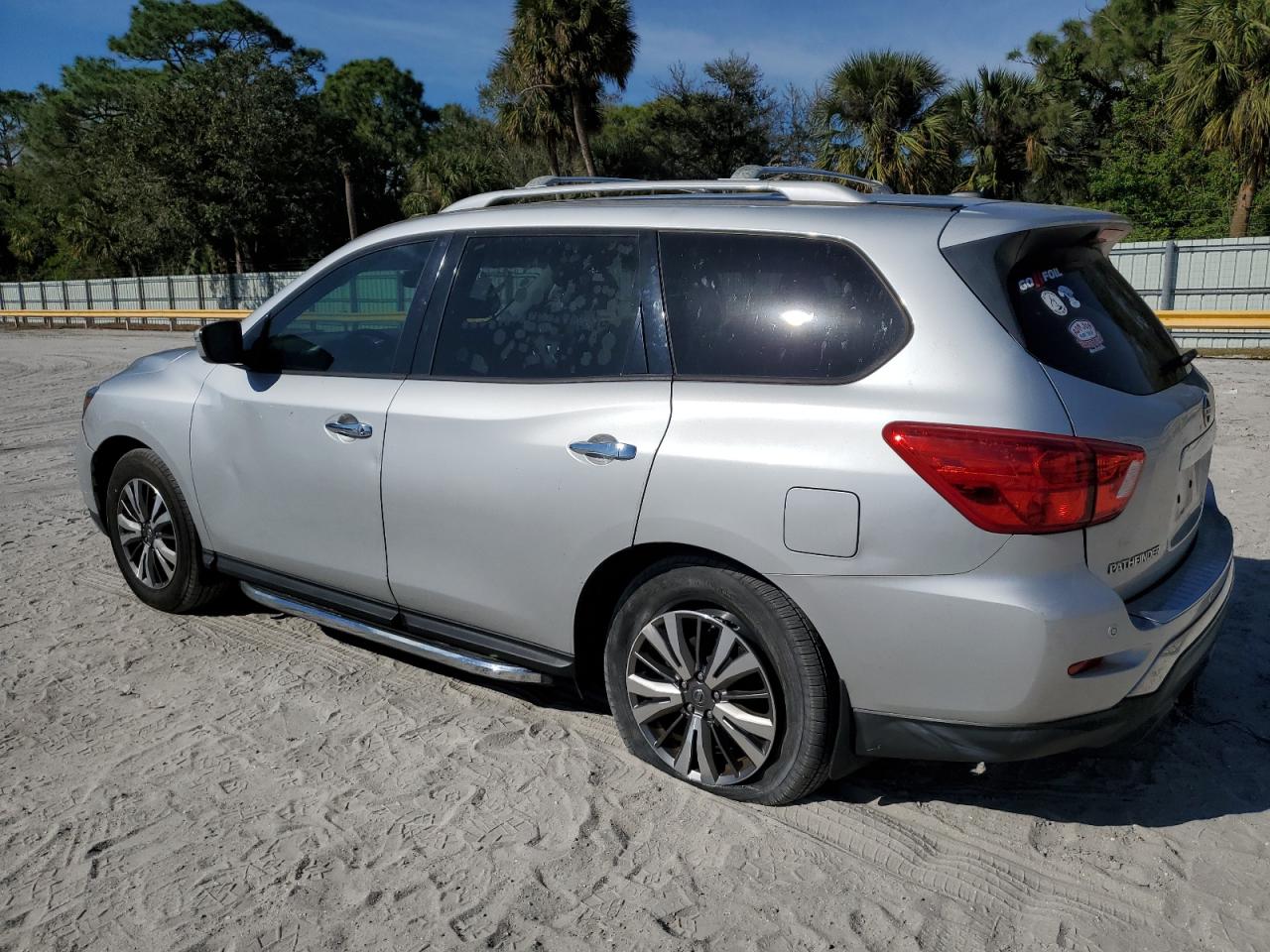 VIN 5N1DR2MN1JC638357 2018 NISSAN PATHFINDER no.2