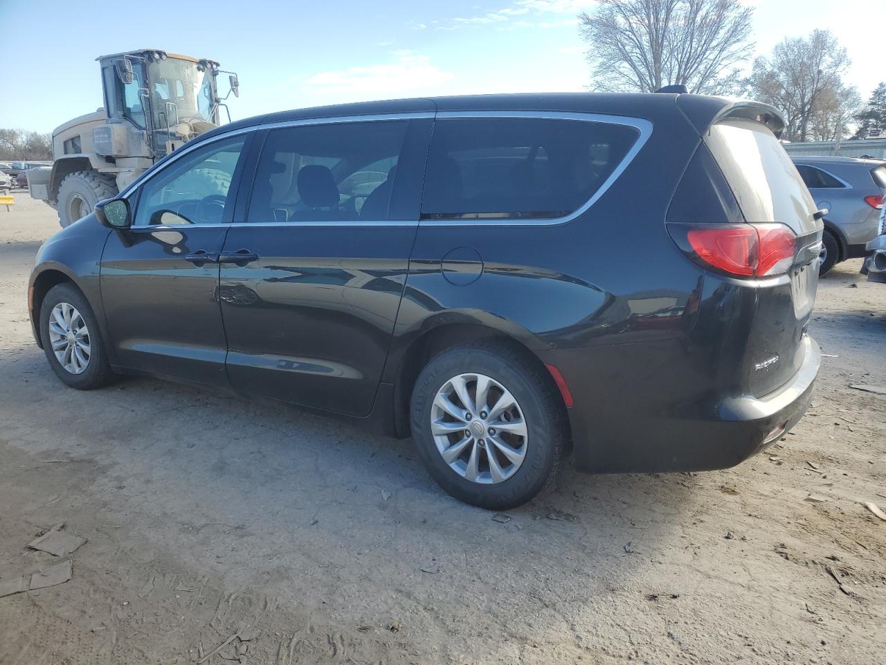 2017 Chrysler Pacifica - Image 2