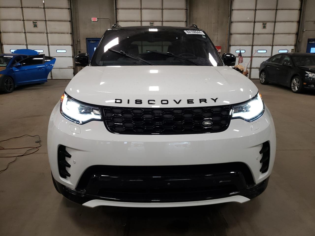 2023 Land Rover Discovery - Image 5