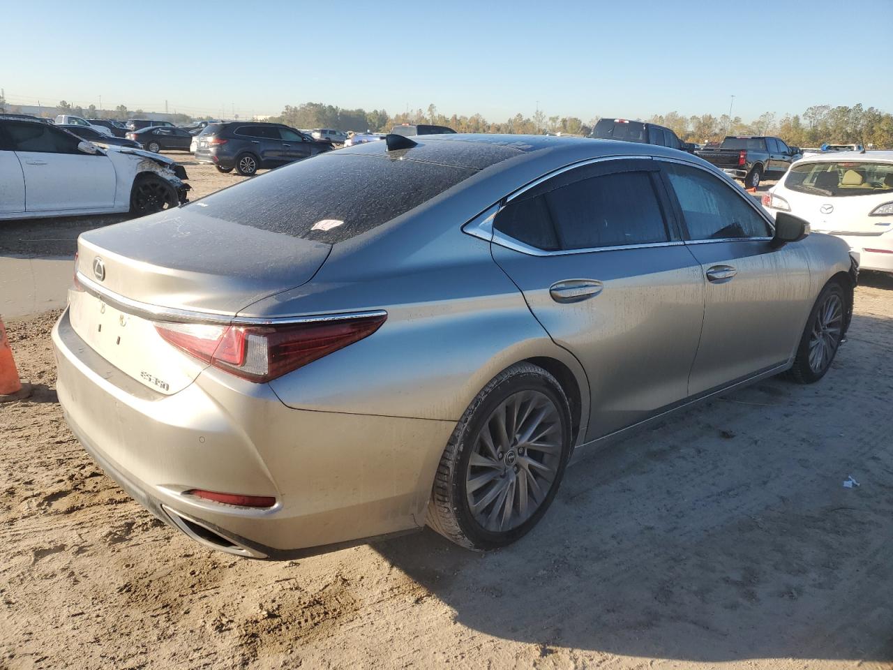 2020 Lexus ES - Image 3