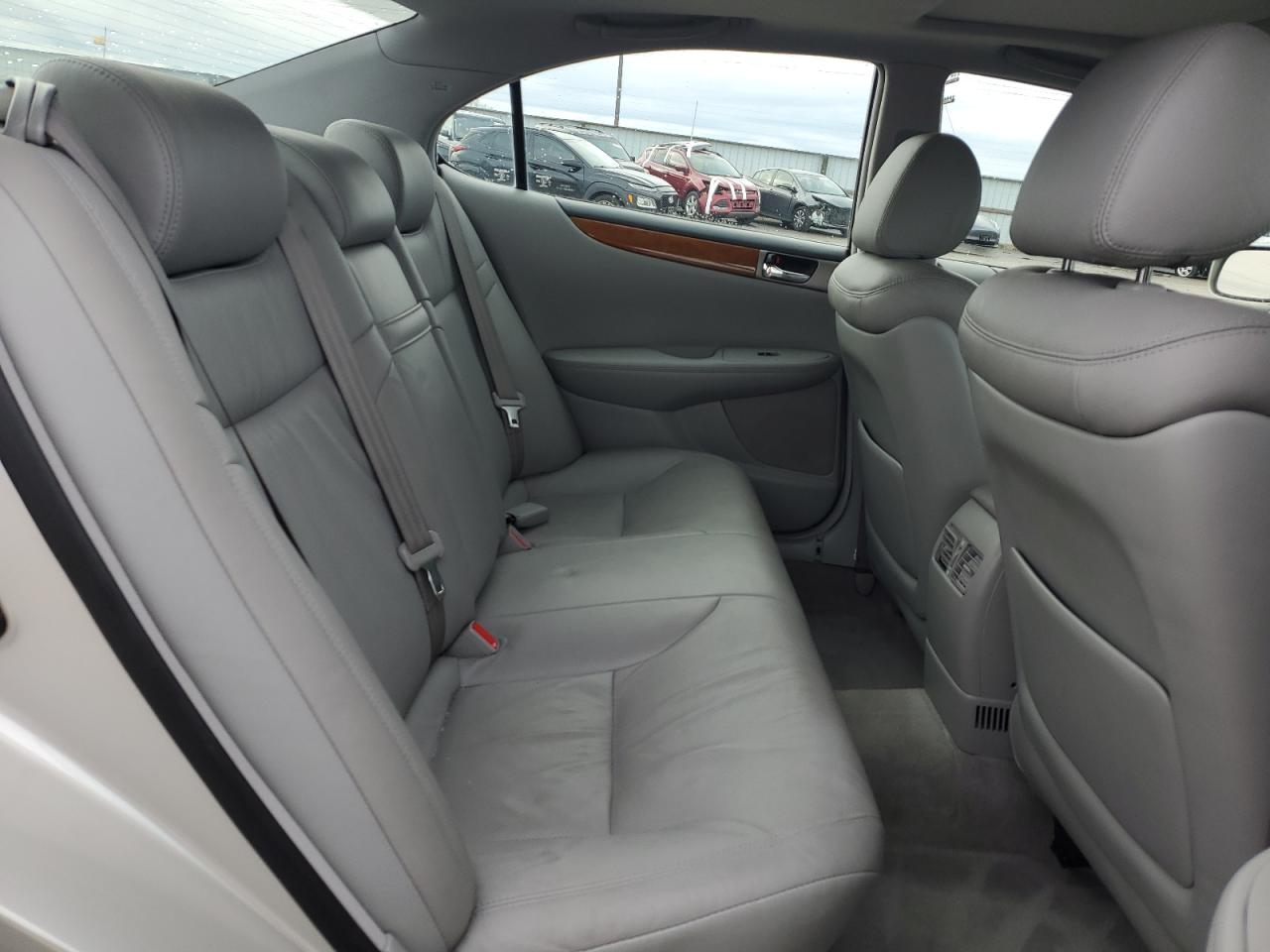 2005 Lexus ES - Image 11