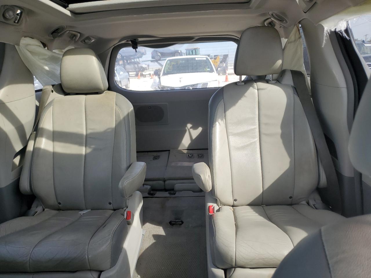 2014 Toyota Sienna - Image 10