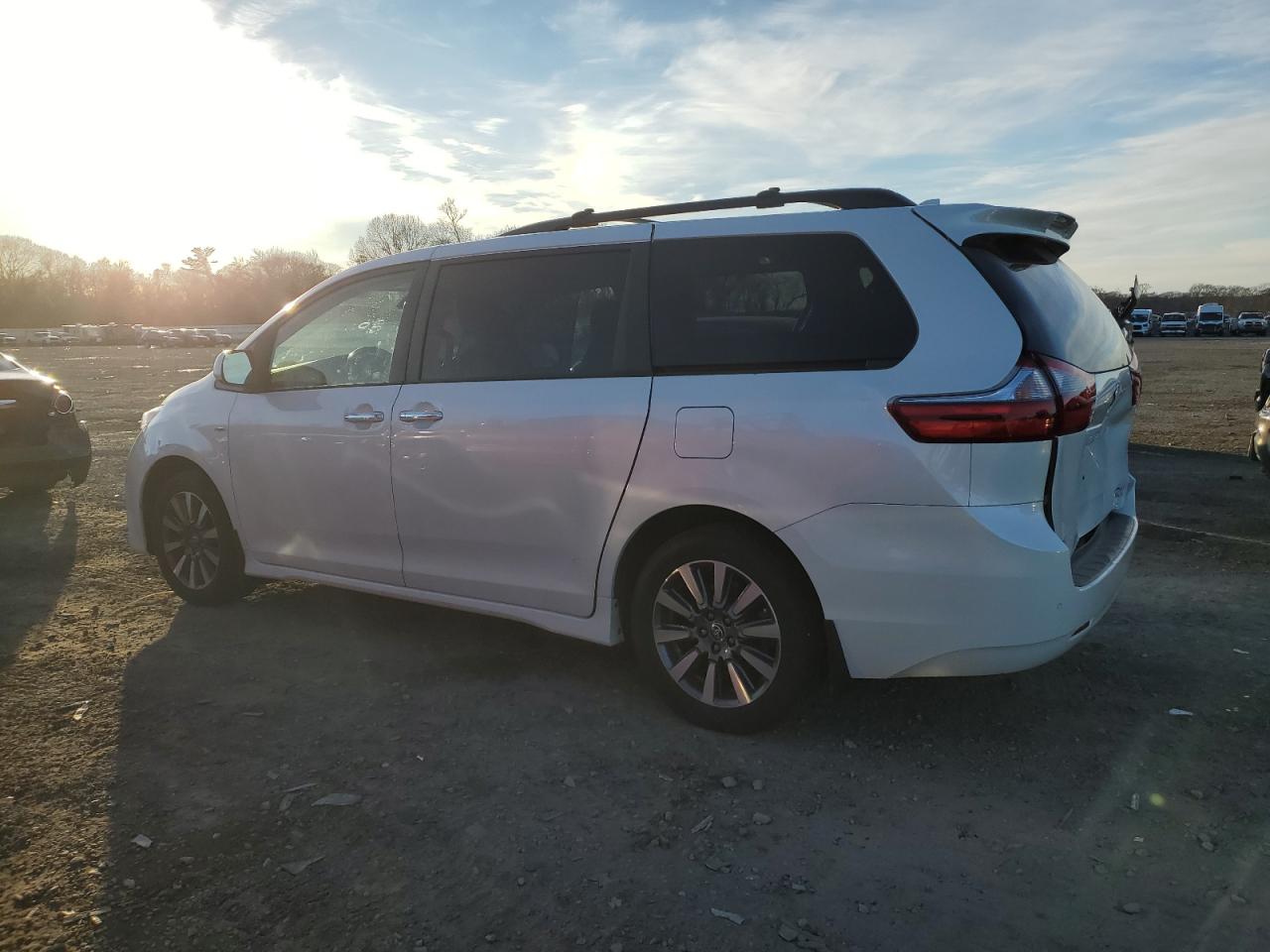 2020 Toyota Sienna - Image 2