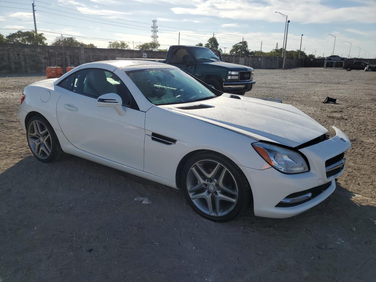 VIN WDDPK4HA9FF102342 2015 MERCEDES-BENZ SLK-CLASS no.4