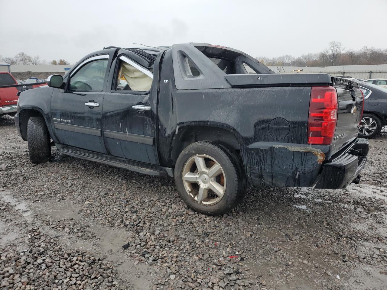 2011 Chevrolet Avalanche - Image 2