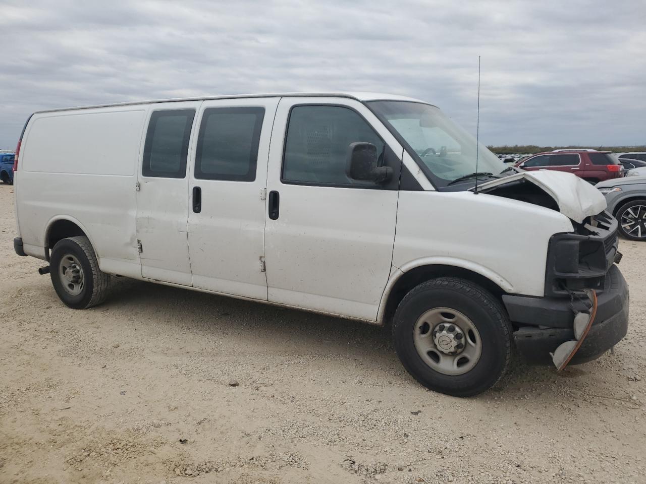 VIN 1GCWGGCF8F1220083 2015 CHEVROLET EXPRESS no.4