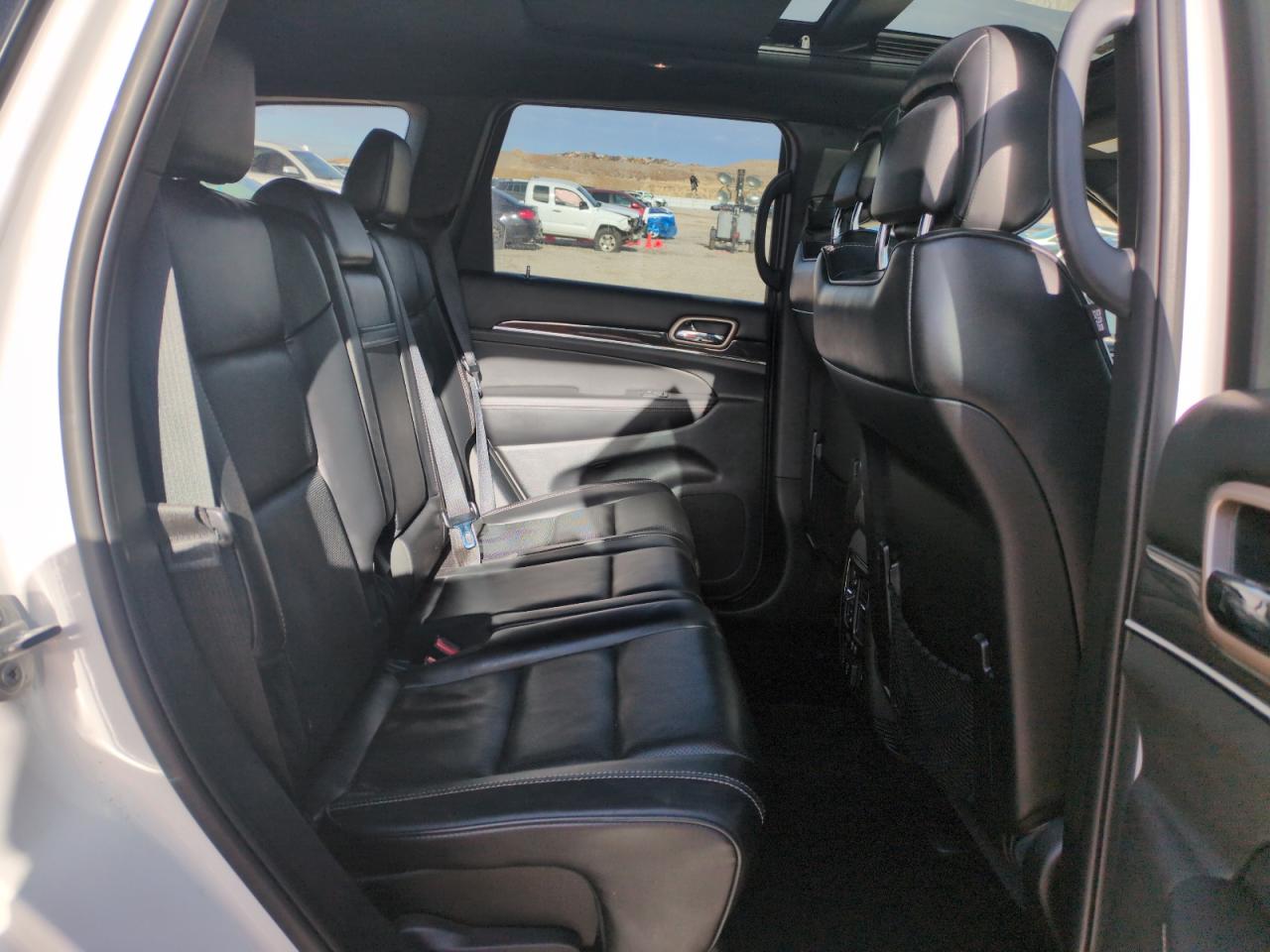 2017 Jeep Grand Cherokee - Image 11