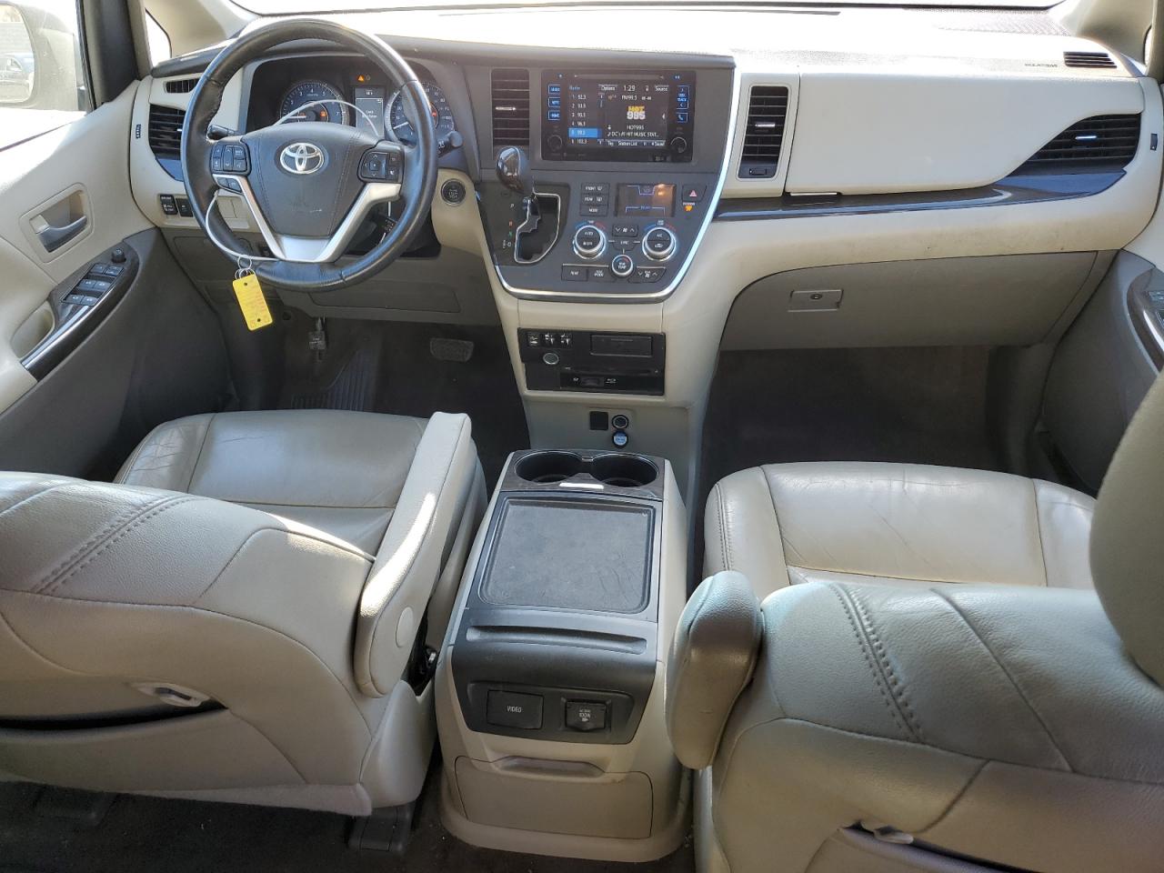 2017 Toyota Sienna - Image 8
