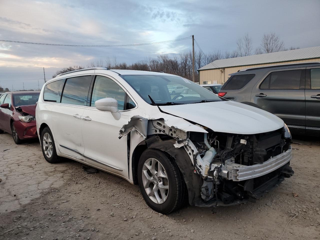 2017 Chrysler Pacifica - Image 4