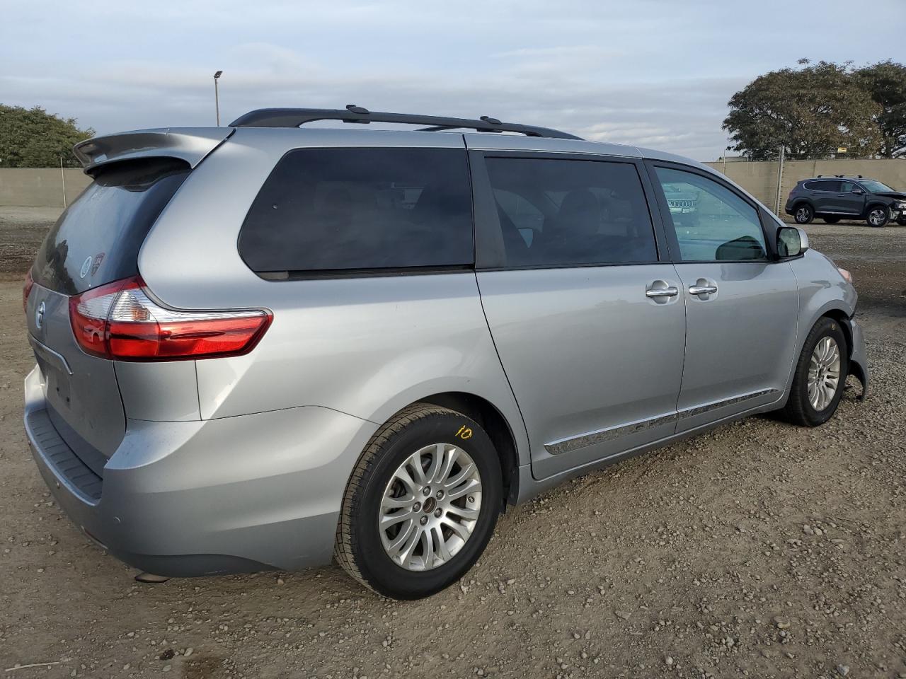 2015 Toyota Sienna - Image 3
