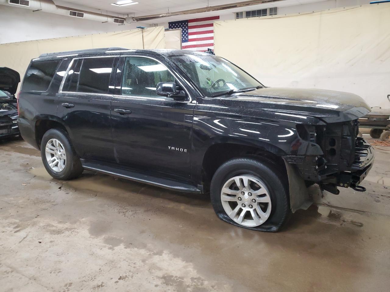 VIN 1GNSKAKC8KR277260 2019 CHEVROLET TAHOE no.4