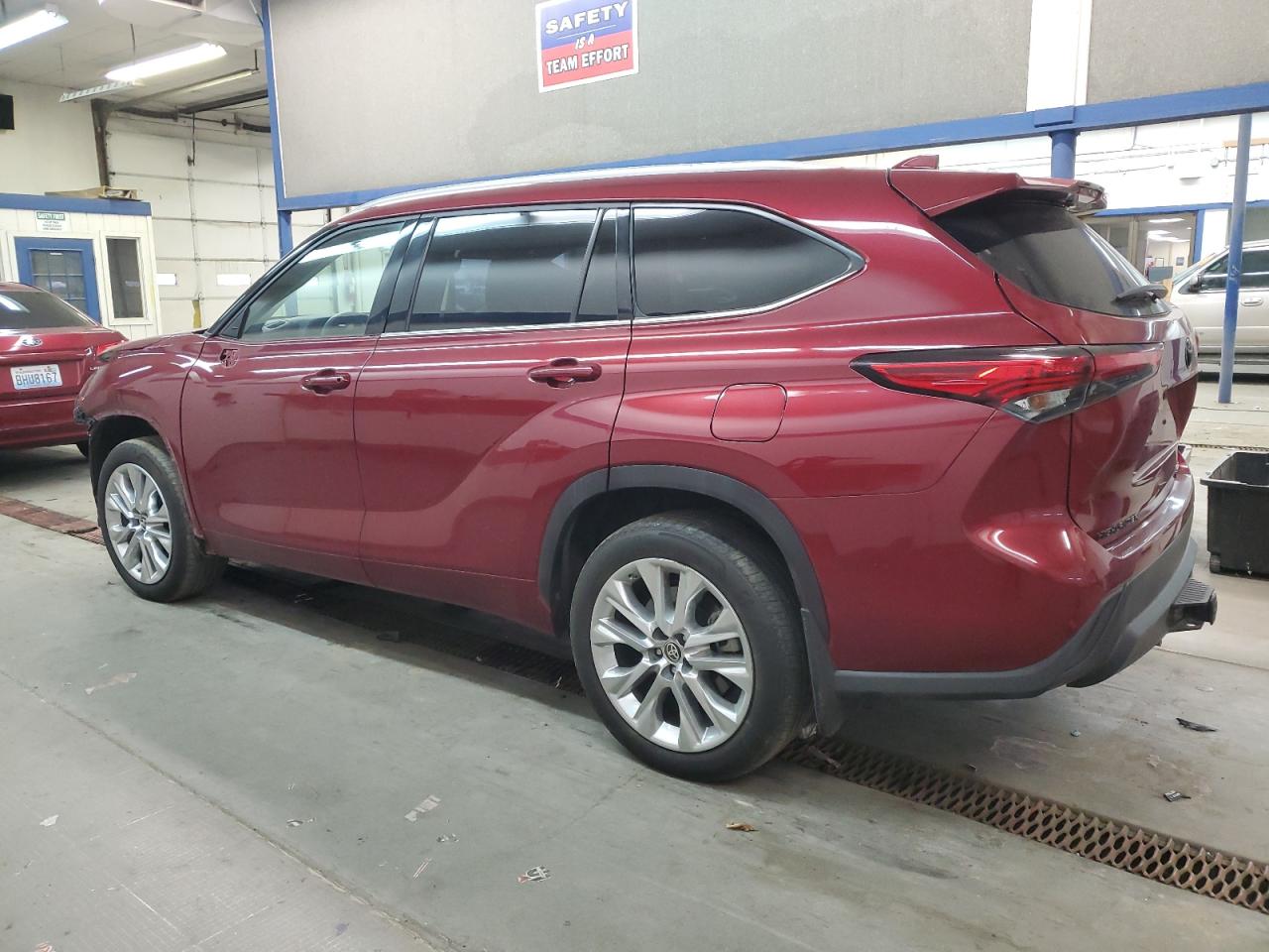 2020 Toyota Highlander - Image 2