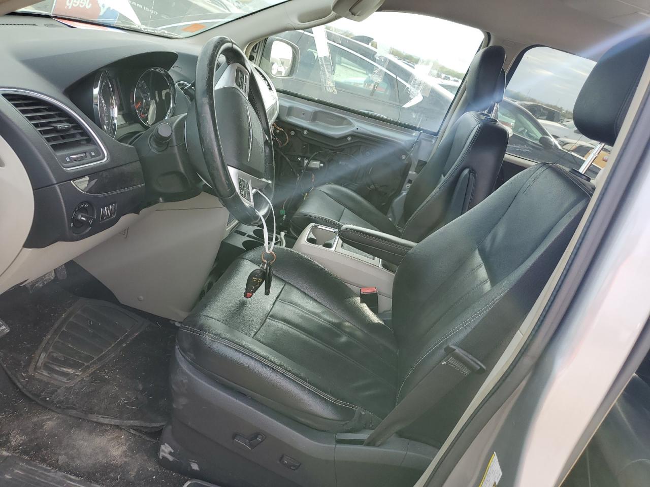 2015 Chrysler Town & Country - Image 7