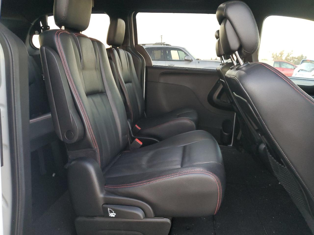 2018 Dodge Caravan - Image 11