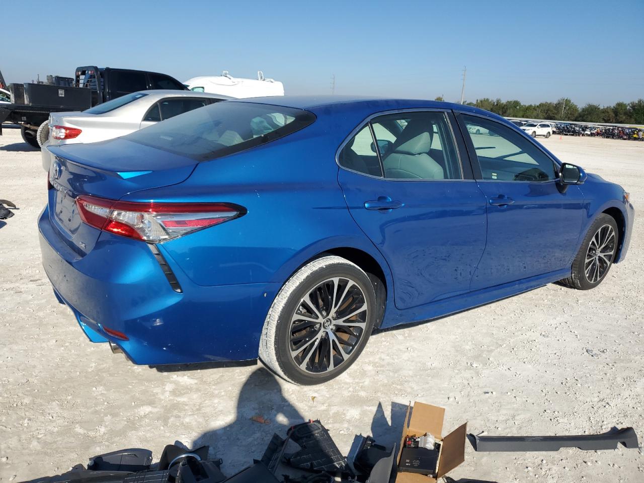 VIN 4T1B11HK0JU158457 2018 TOYOTA CAMRY no.3