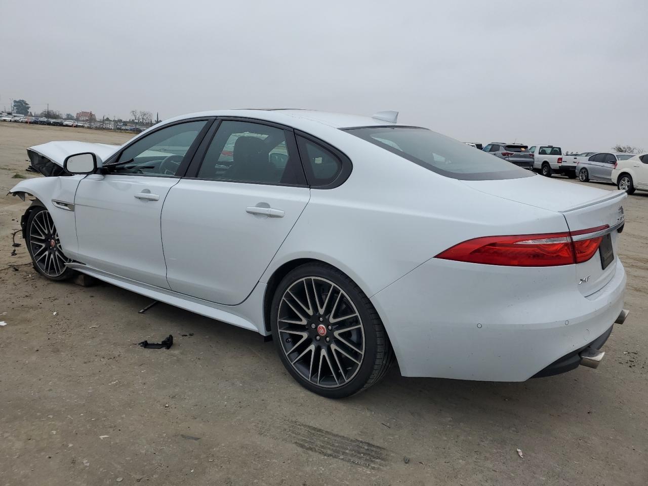 VIN SAJBF4BV3GCY16993 2016 JAGUAR XF no.2