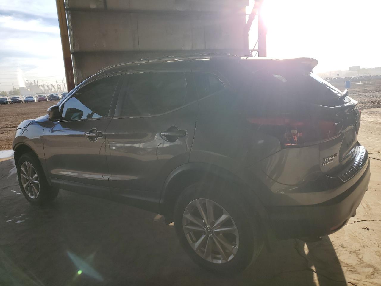 2017 Nissan Rogue - Image 2