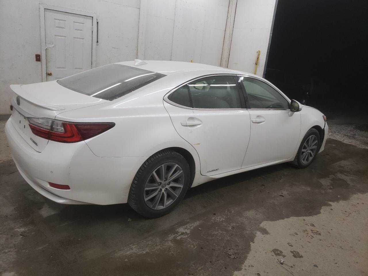 VIN JTHBW1GG6J2185210 2018 LEXUS ES300 no.3