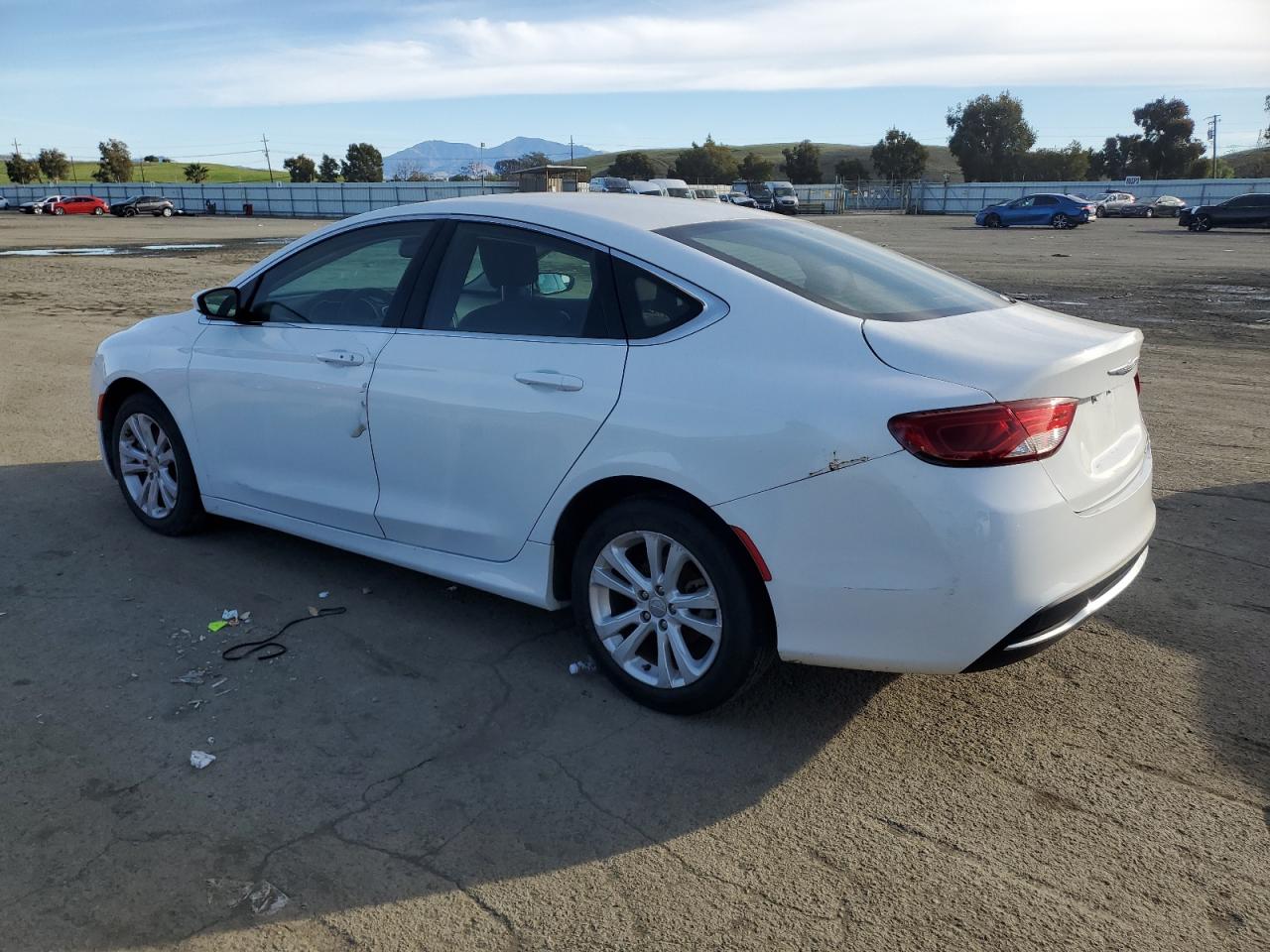 VIN 1C3CCCAB2FN700835 2015 CHRYSLER 200 no.2