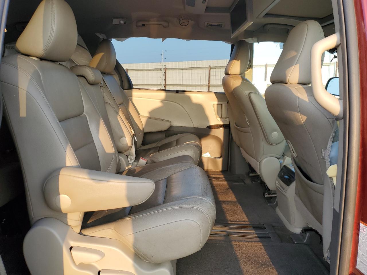 2017 Toyota Sienna - Image 11
