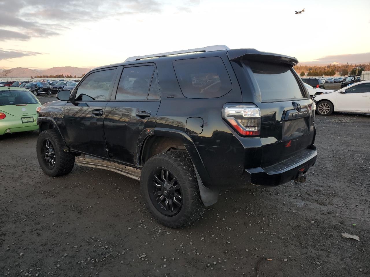 VIN JTEBU5JR3J5565558 2018 TOYOTA 4RUNNER no.2