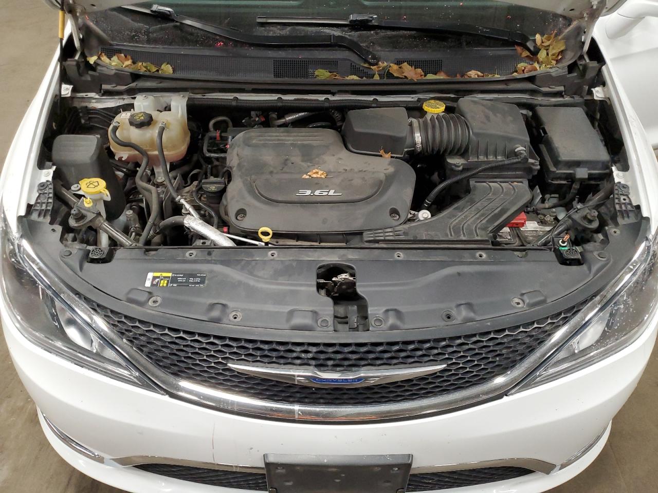 2018 Chrysler Pacifica - Image 12