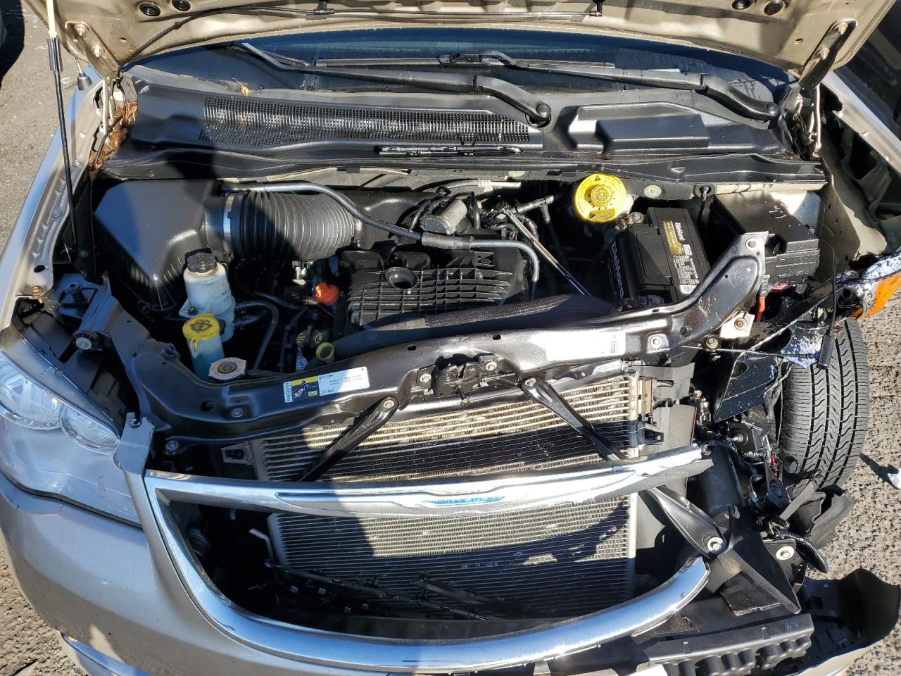 2015 Chrysler Town & Country - Image 12
