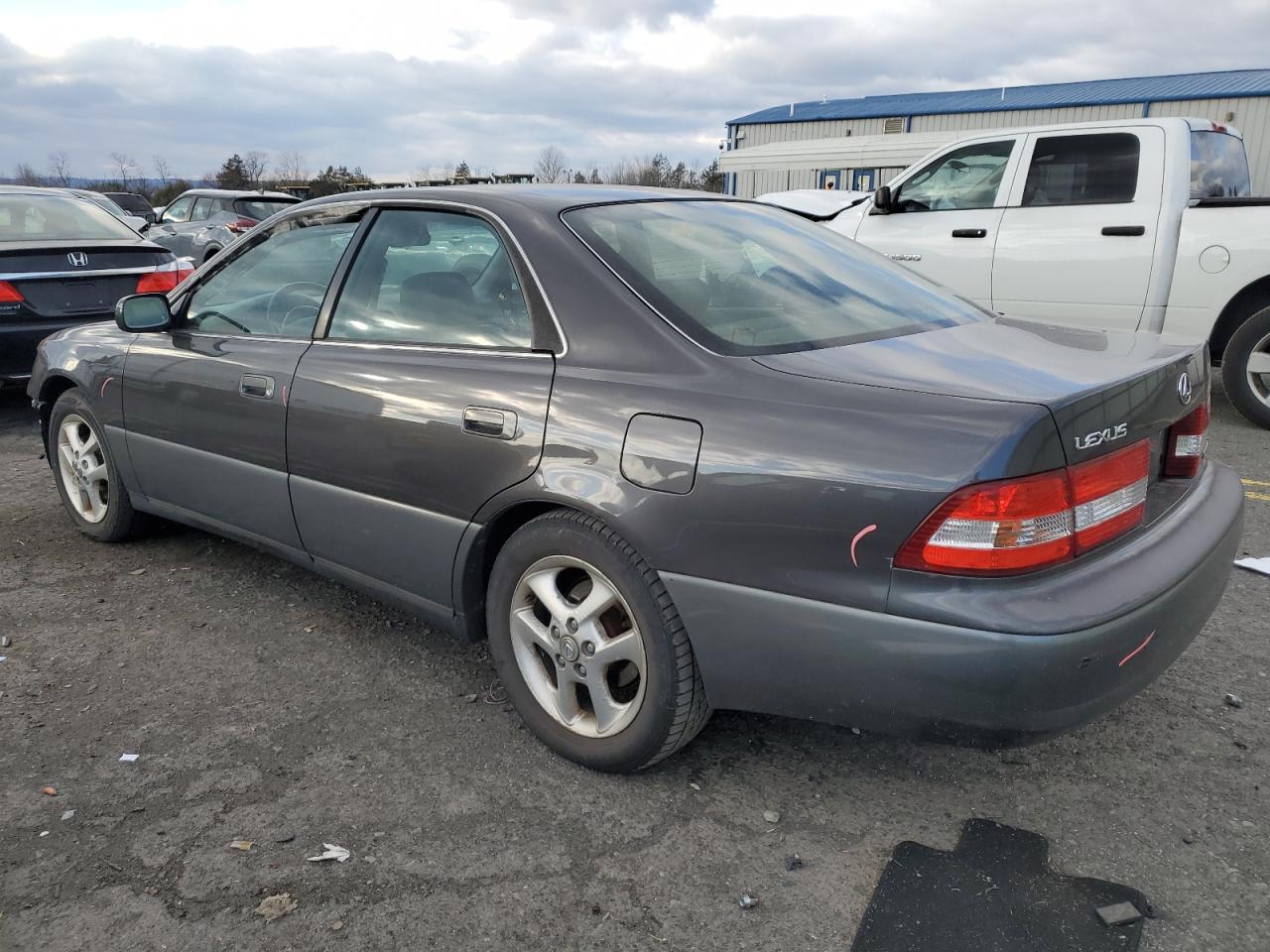 2000 Lexus ES - Image 2