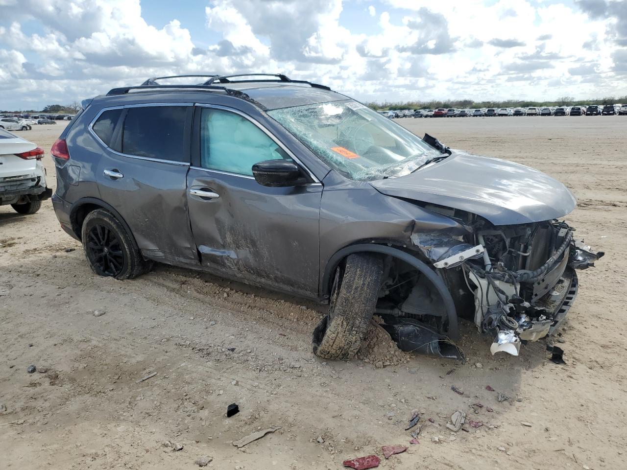 2017 Nissan Rogue - Image 4