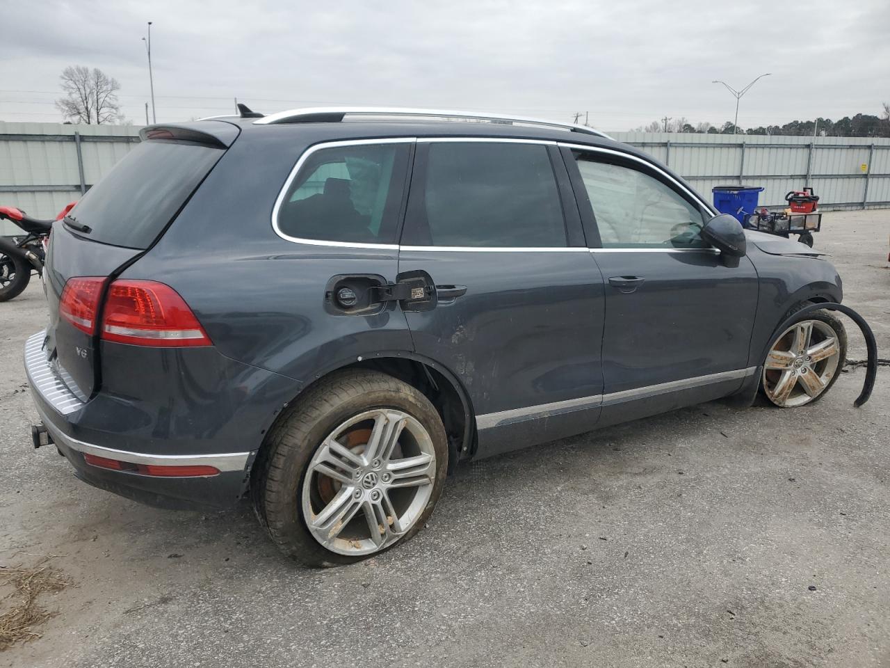 2015 Volkswagen Touareg - Image 3