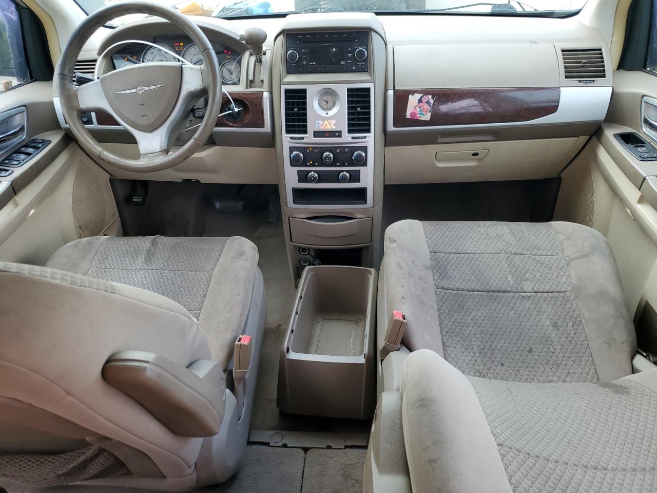 2010 Chrysler Town & Country - Image 8