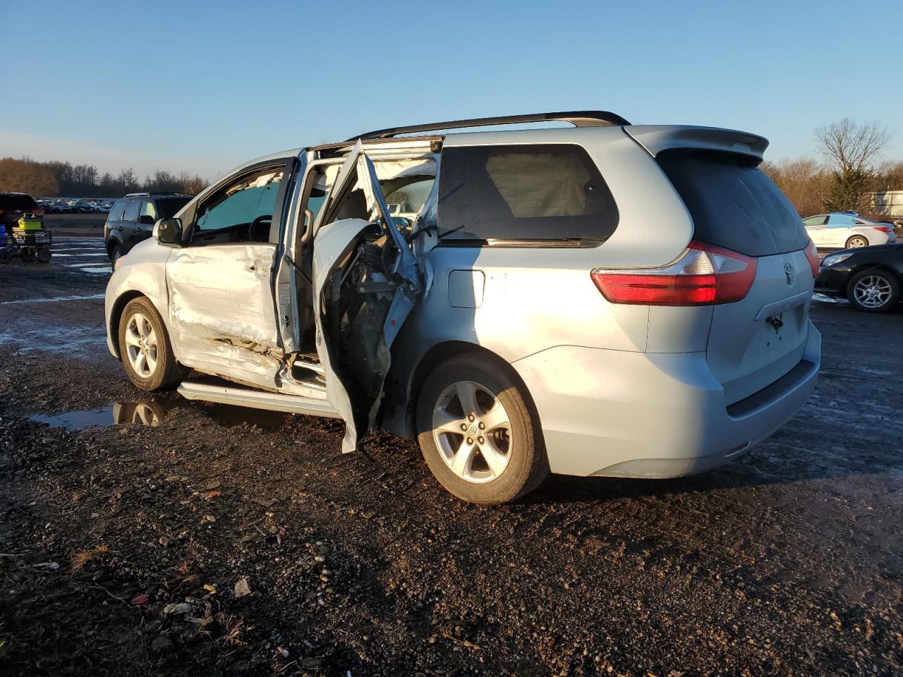 5TDKK3DC2FS636062 2015 TOYOTA SIENNA - Image 2