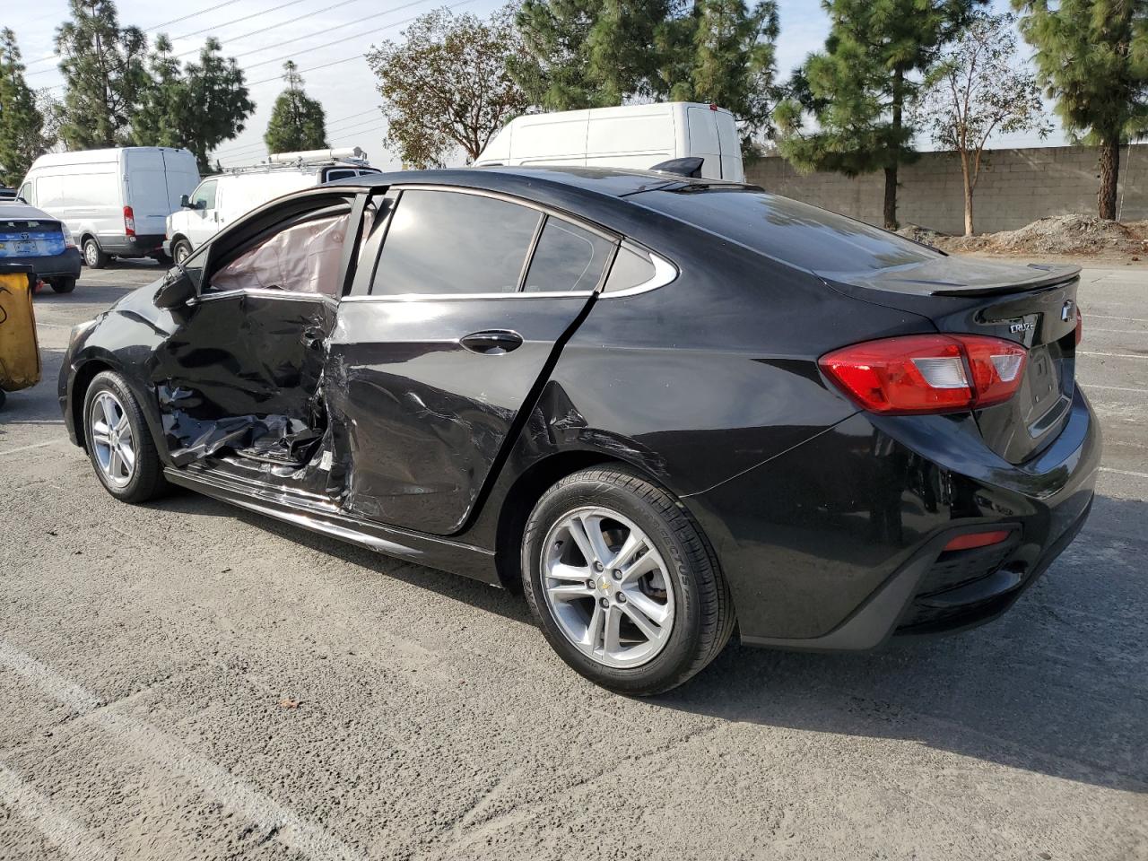 2018 Chevrolet Cruze - Image 2