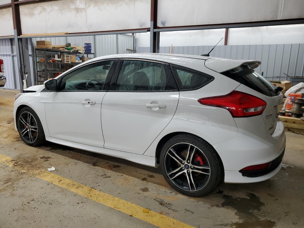 VIN 1FADP3L91FL333250 2015 FORD FOCUS no.2