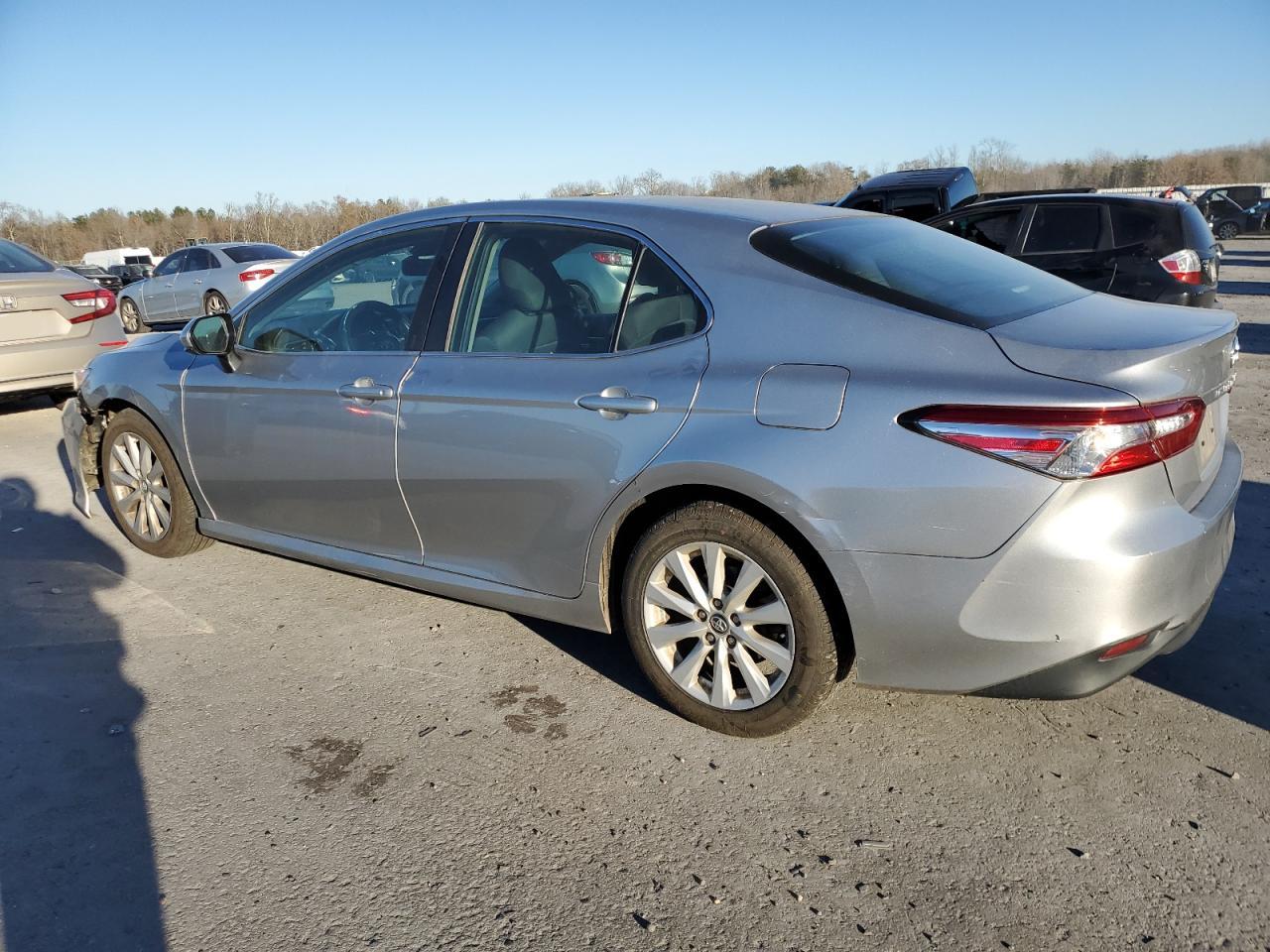 VIN 4T1B11HK1JU675914 2018 TOYOTA CAMRY no.2