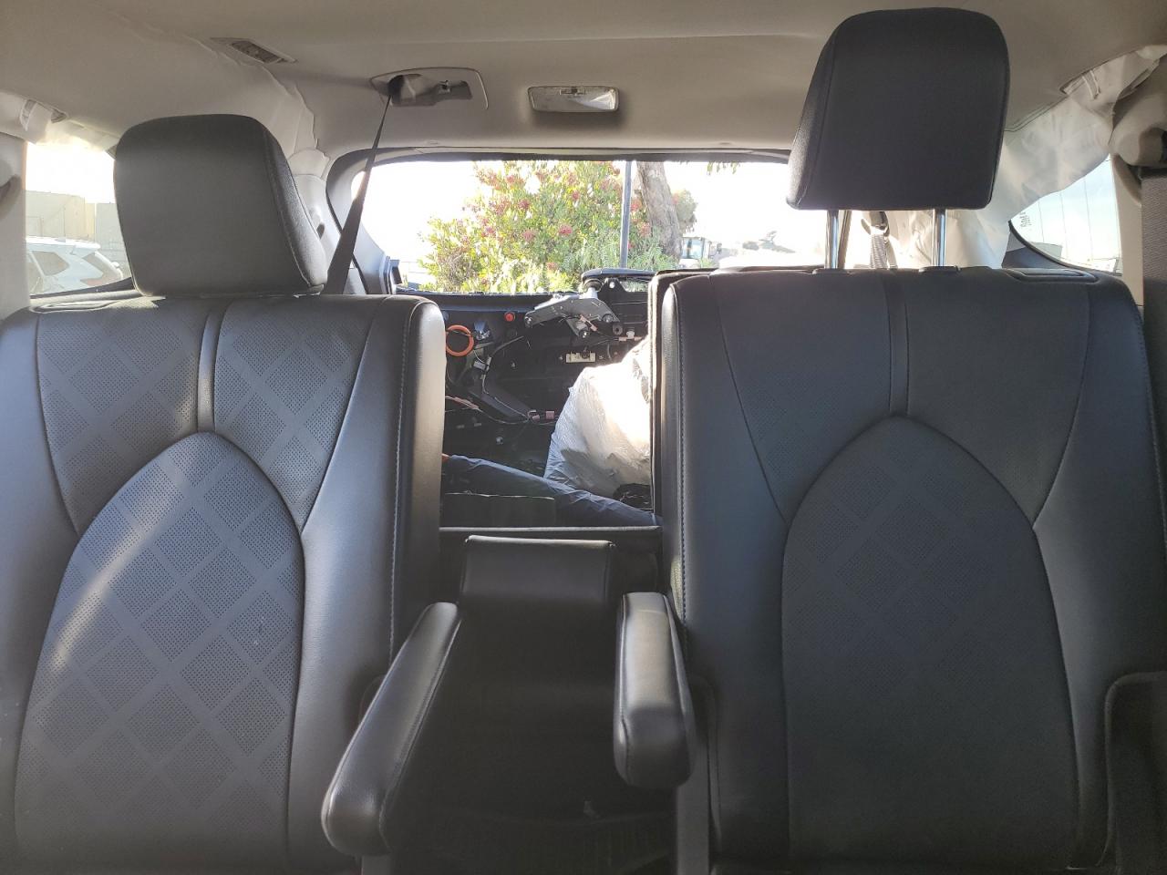 2022 Toyota Highlander - Image 10