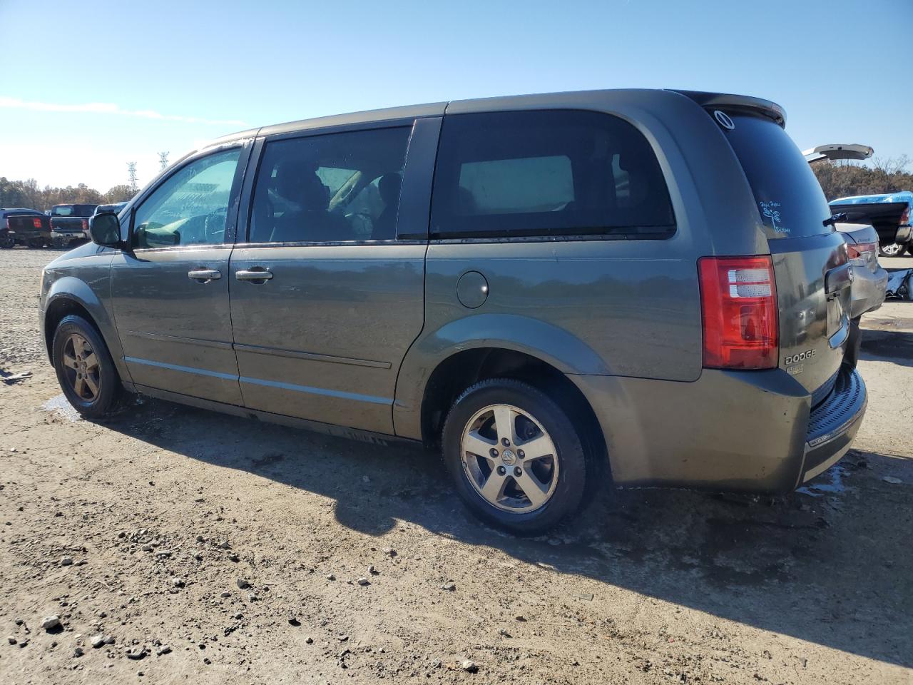 2010 Dodge Caravan - Image 2
