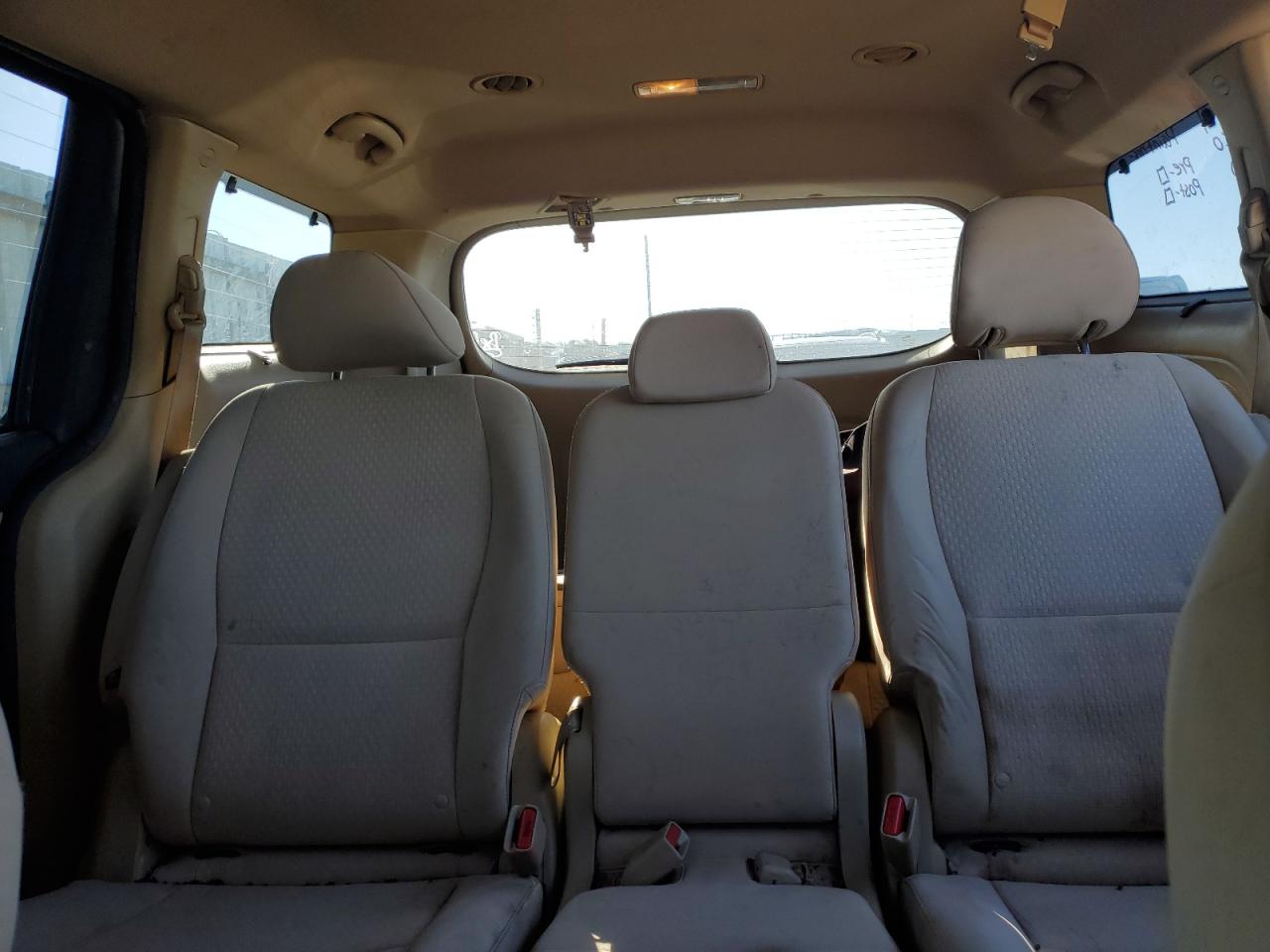 2016 Kia Sedona - Image 10
