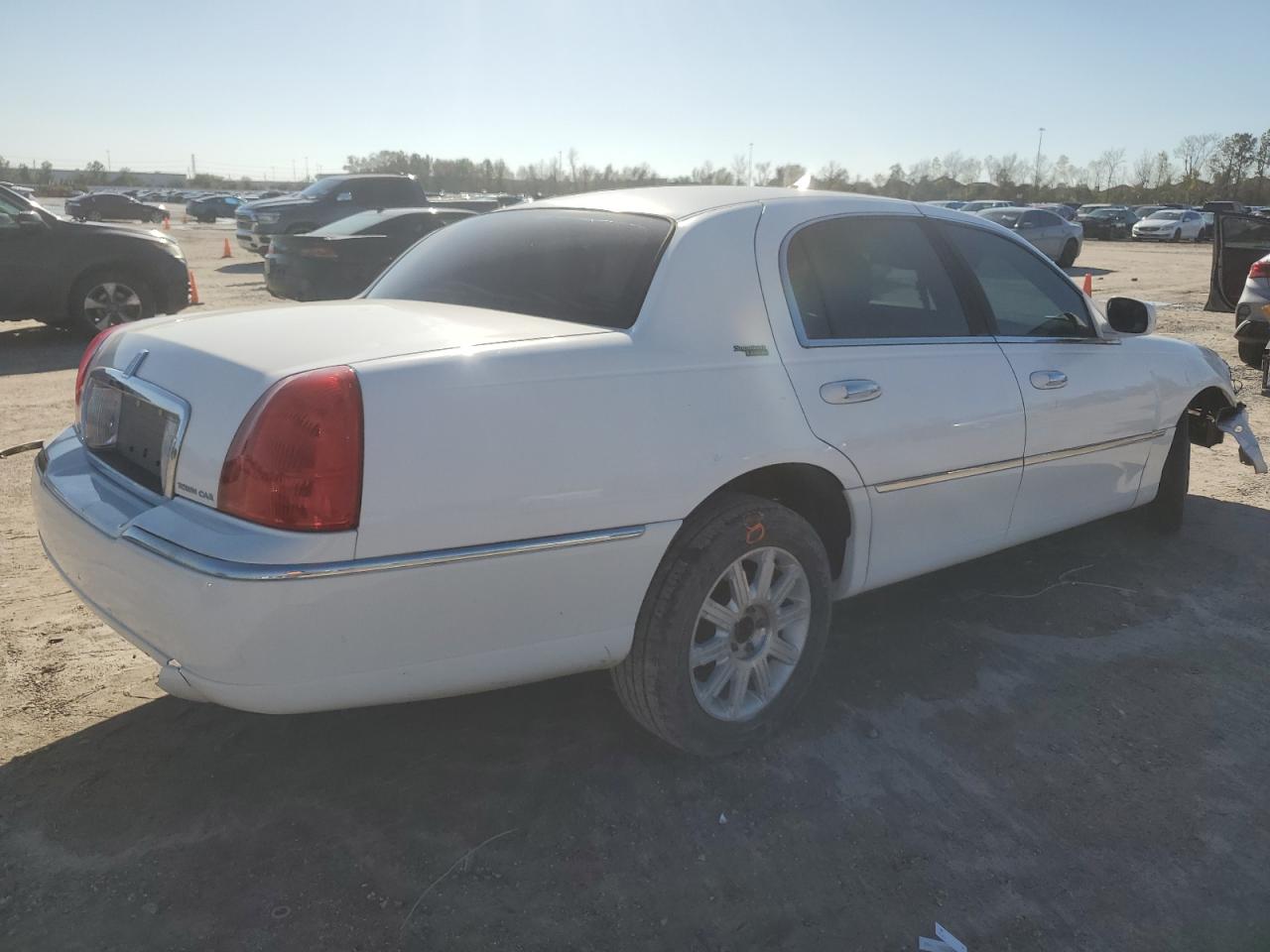 2010 Lincoln Town Car - Image 3
