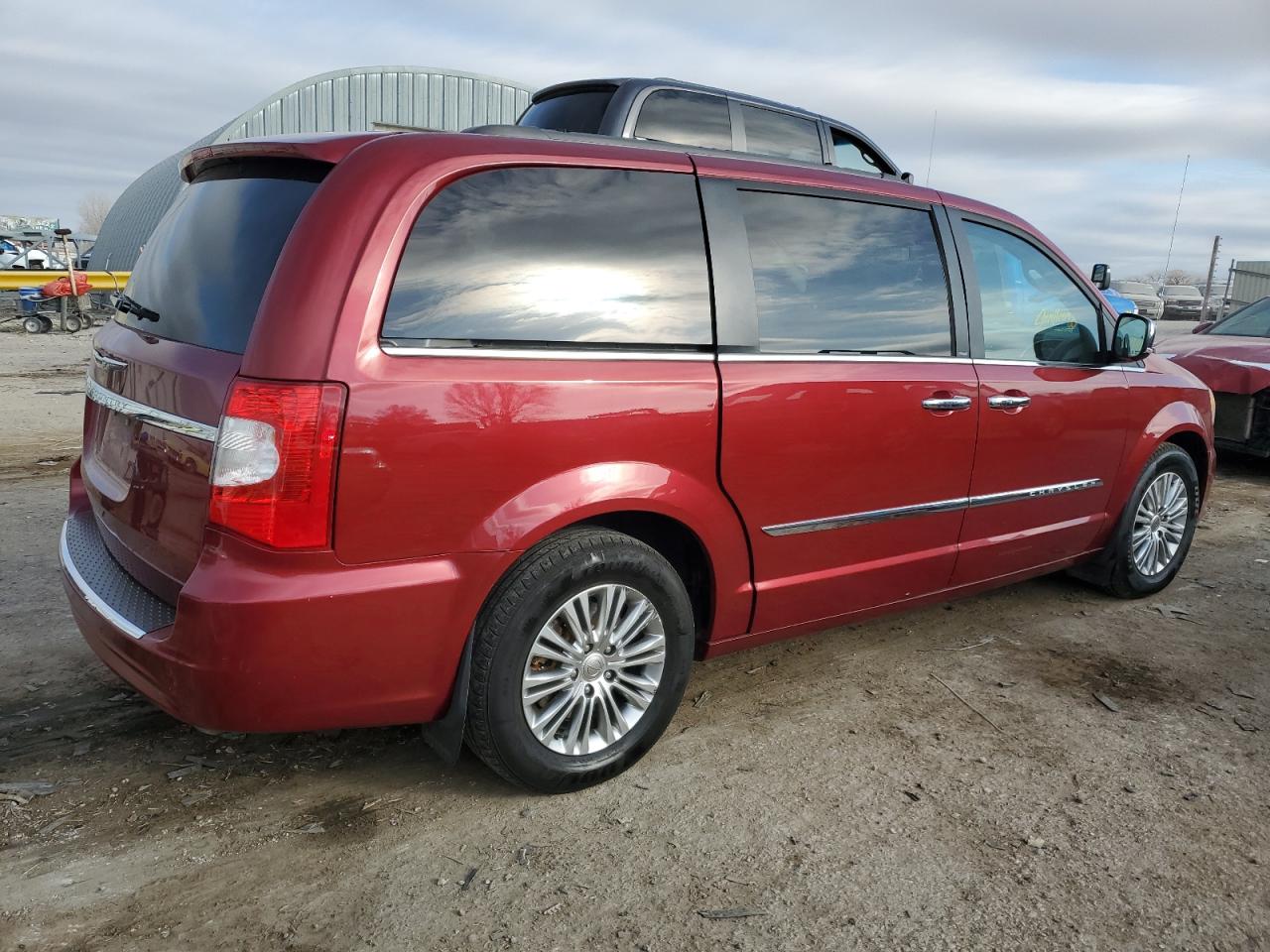 2013 Chrysler Town & Country - Image 3