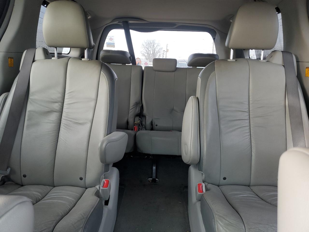 2011 Toyota Sienna - Image 10