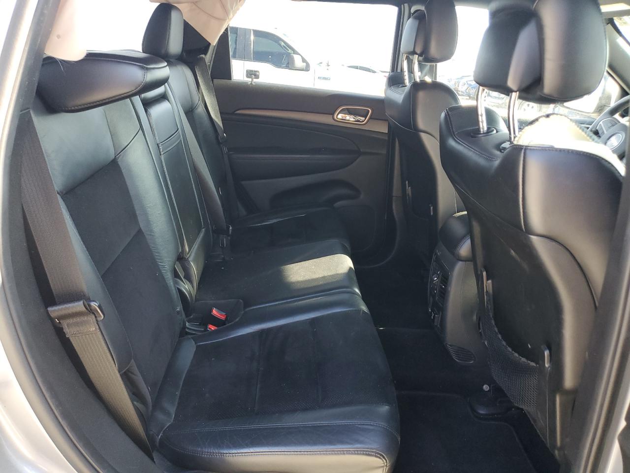 2015 Jeep Grand Cherokee - Image 12