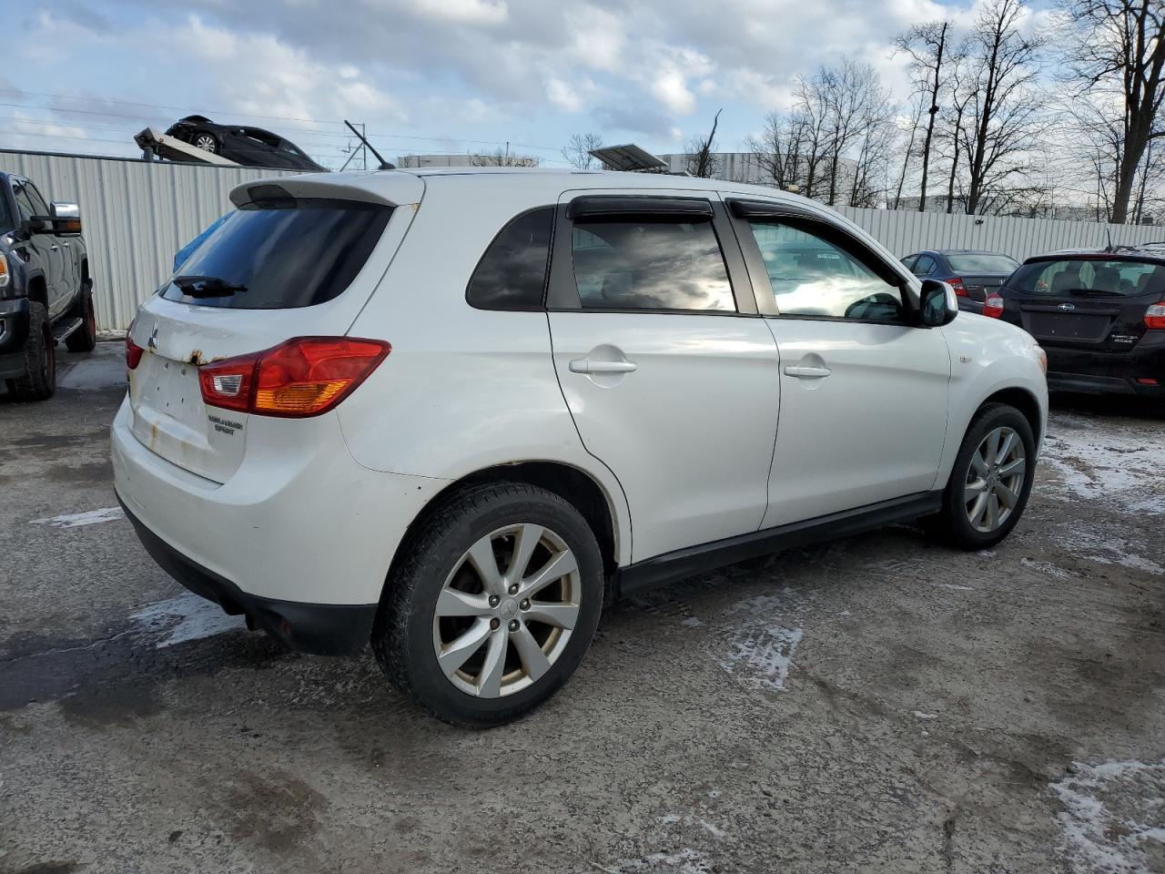 VIN 4A4AR3AU2EE024655 2014 MITSUBISHI OUTLANDER no.3